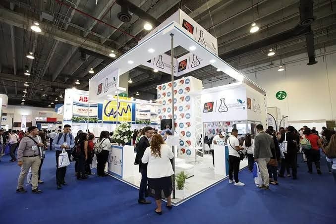 Pasillo de stands de la TUZOEXPO Inmobiliaria